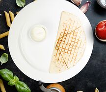 Кесадия с курицей и грибами