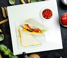 Сэндвич с курицей и беконом