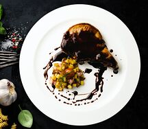 Свиная корейка с шоколадно-винным соусом