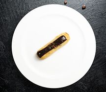 Эклер шоколадный