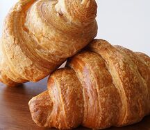 Круассан с клубничным джемом