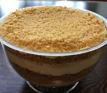 Медовик с вишневым конфи