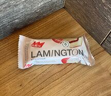Пирожное протеиновое Lamington клубничное