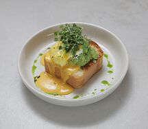 Тост с яйцом пашот, гуакамоле и голландским соусом