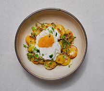 Жареная картошка с подкопченной сметаной и щучьей икрой