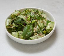 Зеленый салат с авокадо и цукини