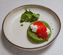 Зеленые оладьи с авокадо, копченой сметаной и красной икрой