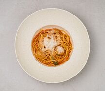 Лингвини с митболами и томатным соусом