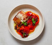 Стейк черной трески с сицилийскими оливками, соусом ромеско и перцем рамиро