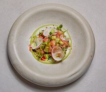 Тартар из лосося с ореховым соусом