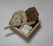 Хлеб, взбитое масло с копчеными анчоусами