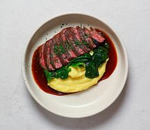 Стейк Мачете с картофельным пюре, шпинатом и соусом жу