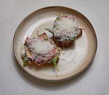 Брускетта с ростбифом и луковым дрессингом