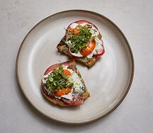 Брускетта со страчателлой и соусом ромеско