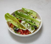 Большой салат из помидоров, огурцов, оливок и феты