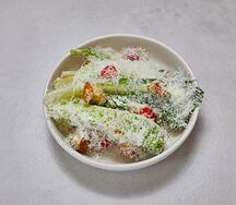 Хрустящие листья романо с цыпленком и соусом цезарь