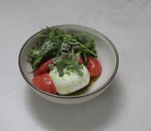 Буррата с зеленым салатом и рагу из томатов