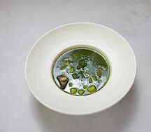 Итальянский суп с белой фасолью, с томленой щекой и песто базилик