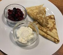 Блинчики с ягодами и сметаной