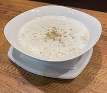 Овсяная каша с медом и орехами