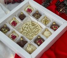 Набор шоколадных конфет С новым годом и 12 елочных игрушек