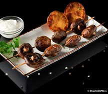 Шампиньоны на мангале с чесночным соусом 