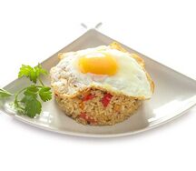 Рис Тяхан с овощами и яйцом