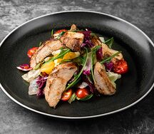 Салат с куриной грудкой гриль