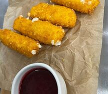 Жареный сыр и клюквенный соус