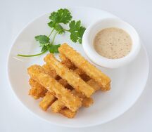 Тофу в кляре с ореховым соусом