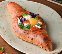 Хачапури по-аджарски с копчённым лососем и икрой