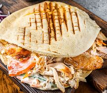 Донер на тарелке с курицей на мангале