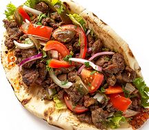 Донер на тарелке с говядиной на мангале