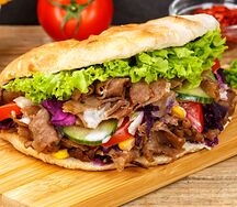 Донер на тарелке со свининой на мангале