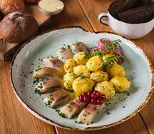 Каспийский залом с отварным молодым картофелем и укропом