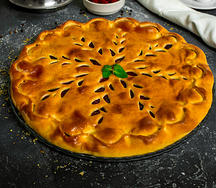 Пирог сдобный с черной смородиной