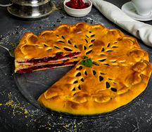 Сдобный пирог брусничный