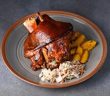 Рулька с медово-горчичным соусом, маринованной капустой и запеченным картофелем