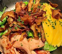 Тёплый салат с курицей, шпинатом, манго и шиитаке