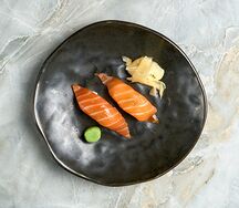 Суши с лососем