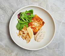 Филе камбалы в легкой панировке с цветной капустой и соусом тартар