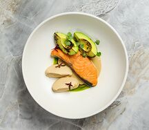 Стейк из лосося с пюре из сельдерея и авокадо гриль 