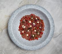 Тартар из мраморной говядины с перцем рамиро и айоли