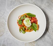 Хрустящие баклажаны с томатами и страчателлой