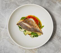 Дорадо со шпинатом, цукини и томатным соусом