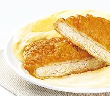 Куриная грудка в тесте с соусом и картофельным пюре