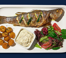 Целый сибас на гриле с бейби картофелем и салатом