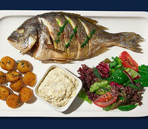 Целая дорадо на гриле с бейби картофелем и салатом