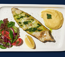 Стейк палтуса на гриле с пюре и салатом