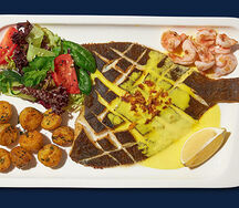 Камбала по-сицилийски с креветками, бейби картофелем и салатом